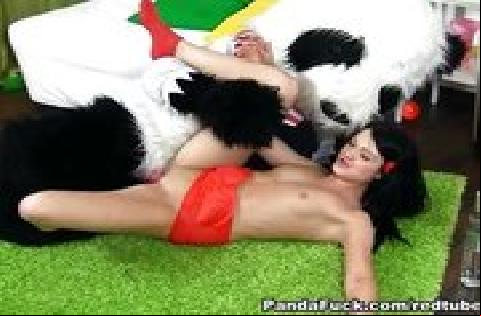 Ein als Panda verkleideter Kerl fickt ein MÃ¤dchen im PiratenkostÃ¼m mit einem Strap-on