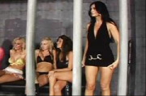 Lesbische Gruppensex Orgie im Gefängnis mit Umschnalldildo und Muschi lecken