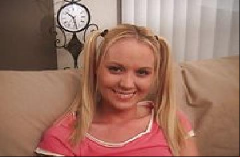 Blondes junges Girl mit Zöpfen bläst den Schwanz bis zu einer heftigen Spermadusche
